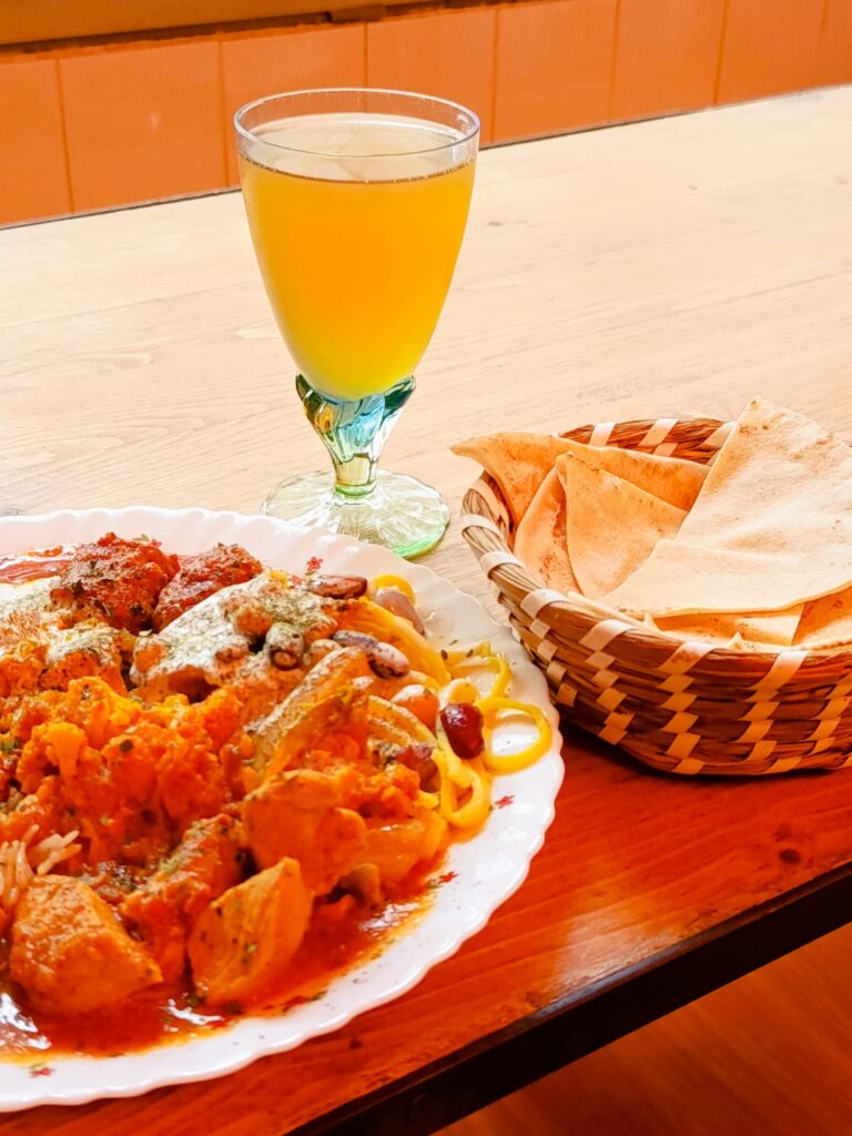 À Marseille, le restaurant afghan Chez Romain et Marion propose une cuisine colorée et généreuse, avec une convivialité familiale qui fait se sentir comme à la maison (déjeuner)