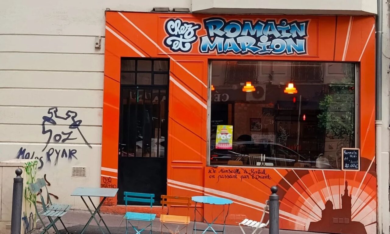 À Marseille, le restaurant afghan Chez Romain et Marion propose une cuisine colorée et généreuse, avec une convivialité familiale qui fait se sentir comme à la maison (devanture)