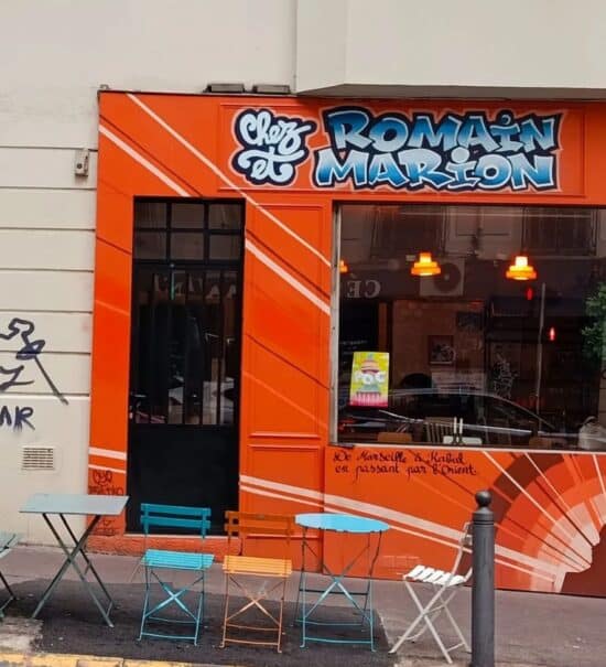 À Marseille, le restaurant afghan Chez Romain et Marion propose une cuisine colorée et généreuse, avec une convivialité familiale qui fait se sentir comme à la maison (devanture)