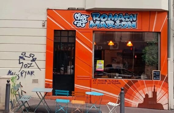 À Marseille, le restaurant afghan Chez Romain et Marion propose une cuisine colorée et généreuse, avec une convivialité familiale qui fait se sentir comme à la maison (devanture)