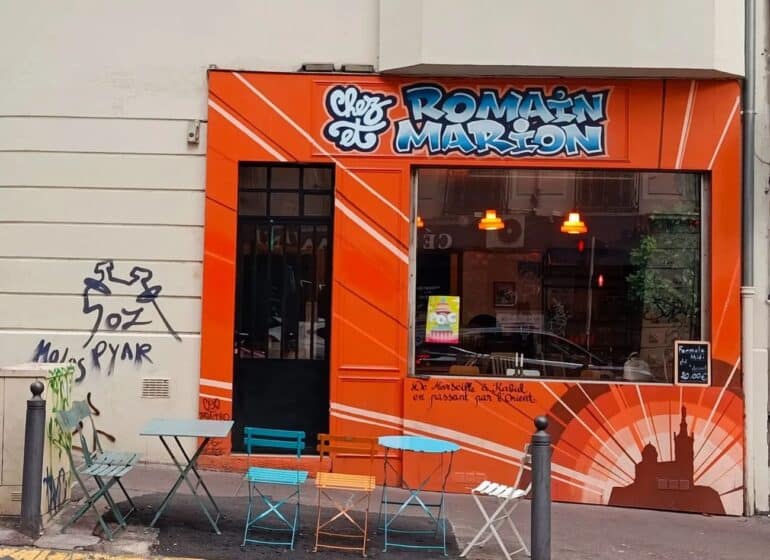 À Marseille, le restaurant afghan Chez Romain et Marion propose une cuisine colorée et généreuse, avec une convivialité familiale qui fait se sentir comme à la maison (devanture)